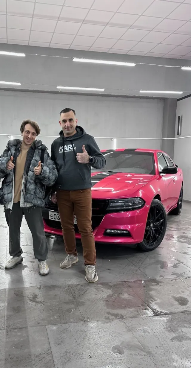 Денис Дорохов с Эдуардом у своего Dodge Charger