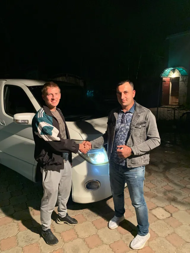 Алексей Щербаков с Эдуардом на выдаче автомобиля